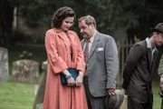 Die hübsche Bunty (Emer Kenny) erhält von Fotograf Graham Cartwright (Andrew Greenough) ein fragwürdiges Angebot.
