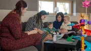Die mittlerweile zweifache Oma Manuela Schwabe fühlt sich als Mutter von vier Kindern: Zwei Sternenkinder und die Töchter Sarah und Lena. Ihre beiden Töchter wissen über ihre toten Geschwister Bescheid.