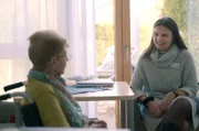 Die „Zeitschenkerin“ und Psychologiestudentin Katharina bei ihrer ehrenamtlichen Arbeit im Hospiz Bethesda in Landau.