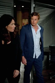 Während das CBI um Teresa (Robin Tunney, l.) den Selbstmord eines Unbekannten untersucht, der sich mit einer Schrotflinte das Gesicht weggeschossen hat, lebt Patrick (Simon Baker, r.) nach seinem Zusammenbruch und seinem Weggang vom CBI ein ziemlich heruntergekommenes Betrügerleben in Las Vegas ...