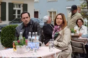 Mike hat sich entschieden, das Amt des Feuerwehr-Kommandanten niederzulegen. Von links: Mike (Harry Blank) und Trixi Preissinger (Doreen Dietel).