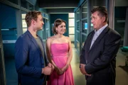 Hans (Bruno F. Apitz, r.) merkt, dass die Pianistin Hannah Jacobi (Valerie Stoll, M.) unter dem Druck, der auf ihr lastet leidet. Obwohl ihr persönlicher Assistent Thilo Bahnsen (Moritz von Zeddelmann, l.) sein Bestes tut, sie zu unterstützen.