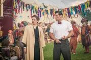 Die Psychiaterin Dr. Graves (Emma Paetz) und ihr Helfer Bradley (Arthur Sylense) suchen auf dem Zirkusareal nach den Kindern und dem "Auge der Morgenröte".