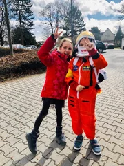 Mika und sein Freund Jona sind auf dem Weg zum Friedberger Faschingszug. Weil Mika sich für Raketen und Raketentechnik interessiert, geht er als Astronaut. Jona geht als Frau.