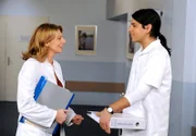 Regina ist von Rajans Engagement angetan und verschafft ihm einen Studienplatz in Berin.