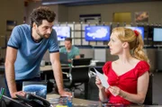Lukas (l., Aaron Karl) und Sandra (r., Natalie Alison).