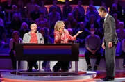 Moderator Kai Pflaume (r.) mit Rateteam-Kapitän Bernhard Hoëcker (l.) der Fernsehmoderatorin und Sängerin Kim Fisher (M.).