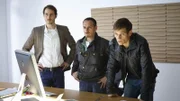 Dr. Christian Heim (David Rott), Semir Gerkhan (Erdogan Atalay), Alex Brand (Vinzenz Kiefer) Auf den Bildern der Überwachungskamera entdecken die Helden wer die Super Farbe mitgenommen hat, es ist Leonie Dr. Heims Verlobte.