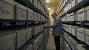 Der Experte für ukrainische Geschichte, Dr. Oleg Bazhan, geht alte Geheimakten im KGB-Archiv in der Ukraine durch.
