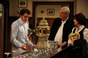 Flori hatte alle Hände voll zu tun, während Joseph und Rosi sich beim Maifest vergnügten. Von links: Florian (Tommy Schwimmer), Joseph (Wilhelm Manske) und Rosi Brunner (Brigitte Walbrun).