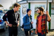 Julia Waller (Kristin Suckow, M.) ist sauer: Yunus (Yunus Cumartpay, r.) hat ihr brandneues Skull verkratzt, als er Henk Cassens (Maxim Mehmet, l.) helfen wollte, ein Banner aus dem Wasser zu ziehen. Henk ahnt, dass zwischen den beiden noch mehr vorgefallen sein muss.