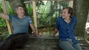 Tobi (rechts) und Baumhausbauer Johannes in ihrem gemeinsam gebauten Baumhaus hoch in den Bäumen.