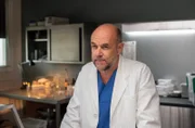 Dr. Henning Strahl (Christoph Tomanek) hat im Dienstplan der Klinik ein brisantes Detail entdeckt. Möglichweise der Schlüssel zur Aufklärung des Falls …