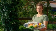 Mira Kuhlmann macht Fotos für die hofeigene Website.