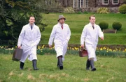 James Herriot (Nicholas Ralph, l), Siegfried Farnon (Samuel West) und Tristan Farnon (Callum Woodhouse, r) auf dem Weg zum Colonel und seiner erkrankten Kuh.