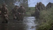 Britisch-Kolumbien, Kanada - REENACTMENT - Major Ross Ellis und die Schützenkompanie der Calgary Highlanders stapfen durch die überschwemmte Landschaft von Holland.
