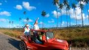 Buggyfahrt entlang von Palmen mit Max Thomalla und Gerhard Galombeck.