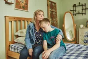 Rose Marshbrook (Sharon Small) macht sich große Sorgen um ihren Sohn Oliver (Leo Ashton). Dieser musste mit ansehen, wie sein Vater ermordet wurde.