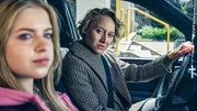 Blum (Anna Maria Mühe) mit ihrer Tochte Nela (Emilia Pieske) im Auto vor der Schule.