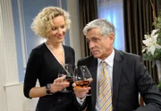Friedrich (Dietrich Adam, r.) feiert seine vermeintlichen letzten Stunden in Freiheit gemeinsam mit Natascha (Melanie Wiegmann, l.).