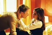 Sandra (Rebecca Immanuel, r.) verliebt sich bis über beide Ohren in Edgar (Michael Fitz, l.). Nun hat sie ein Problem: Edgar ist ein Mandant, ein Freund von Felix und zudem noch ein Abenteurer. Und außerdem weiß sie nicht, ob er ihre Gefühle erwidert. Aber das tut er. Er verliebt sich in Sandra ...