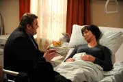 Helena ist froh, dass ihr Bruder sie im Krankenhaus besucht. Von links: Pfarrer Neuner (Peter Rappenglück) und Helena (Conny Glogger).