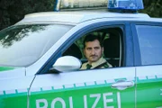 Richie (Tim Seyfi) im Polizeiwagen am Kieswerk.