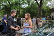 Jim (Matt Passmore) trifft am Tatort auf seine Verlobte Callie (Kiele Sanchez).