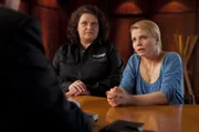 Dannis neue Mandanten sind Zirkusleute, deren Geschäfte mehr schlecht als recht laufen. Gemeinsam versuchen Svenia (Sabine Orléans, l.) und Danni (Annette Frier, r.) alles, damit der Zirkus wieder auf die Beine kommt. Doch wird es ihnen gelingen?