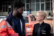 Franzi (Rhea Harder-Vennewald) erkundigt sich bei Dr. Schmidt (Joel Williams) nach dem Zustand von Kasia Pawlak.