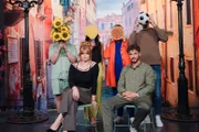 Sophie Passmann und Tommi Schmitt mit ihren Überraschungsgästen von "Neo Ragazzi".