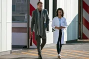 Dr. Stein (Bernhard Bettermann, l.) kommt aus der Sachsenklinik nach Erfurt, um gemeinsam mit Leyla (Sanam Afrashteh, r.)  das Traumazentrum voranzubringen.