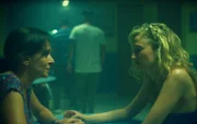 Tina (Valeria Golino, l.) und Angelica (Alba Rohrwacher, r.) in der Dorfkneipe.