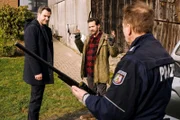 Kommissar Jonas Fischer (Lukas Piloty, l.) konfrontiert Jakob Gruber (Markus Andreas Klauk, M.) mit dem Verdacht, das Mordopfer könnte ihn beim Wildern überrascht haben. Verdächtig ist, dass Gruber die Uhr des Toten trägt. (Komparse im Bild)