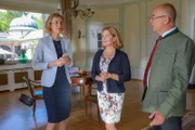Marie (Karin Thaler, M.) und Achtziger (Alexander Duda, r.) hoffen, dass Monika Schwanthaler (Lena Dörrie, l.) Gefallen am Programm der Musikakademie findet.