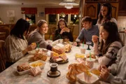 Molly (Saga Samuelsson, 2.v.l.) und Bettina (Frida Argento, 3.v.l.) feiern den Ausgang des Gerichtsprozesses mit Katarina (Melinda Kinnaman, 2.v.r.), Tomas (Christopher Wollter, 3.v.r.) und deren Tochter Jenny (Atina Simonovic, r.).