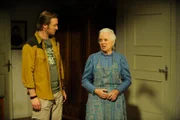 Theres ist leise gekränkt, als die Familie über ihr etwas älteres Handy spottet. Von links: Gregor (Holger M. Wilhelm) und Theresa Brunner (Ursula Erber).