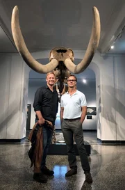 Tobi Kämmerer mit dem Kurator Oliver Sandrock im Hessischen Landesmuseum vor einem Mastodon-Skelett. Tobi Kämmerer mit dem Kurator Oliver Sandrock im Hessischen Landesmuseum vor einem Mastodon-Skelett.