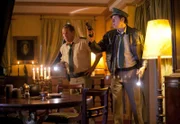 Hubert (Christian Tramitz, links) und Staller (Helmfried von Lüttichau) werden nachts zu einer Villa gerufen, in die laut Angaben des Nachbarn Unbekannte eingestiegen sind. Sie schauen sich in dem alten Haus um.