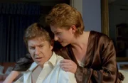 Der Farmer Simon Bartlett (Paul Venables) liebt die ehrgeizige Anwältin Bernadette Sullivan (Emily Joyce).