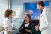 Als Frank Butze (Hugo Egon Balder, mi.) in der Sachsenklinik von Schwester Ulrike (Anita Vulesica, li.) als der berühmte Franky Alexander erkannt wird, staunt Dr. Martin Stein (Bernhard Bettermann, re.) nicht schlecht. Als die beiden dann auch noch gemeinsam in Frankys einzigen großen Hit einstimmen und miteinander flirten, muss Martin kurz daran erinnern, dass Franky zusammengebrochen sit und dass Martin ihn gern untersuchen würde.