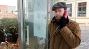Timmermann (Mathias Junge) unterstützt die Ermittlungen seiner Kollegin Leena unauffällig. Hauptkommissar Reuter steht der Aktion zwar misstrauisch gegenüber, lässt seinen beiden Ermittlern aber freie Hand.