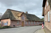 Auf der anderen Straßenseite ist Dänemark. Das dänische Haus im deutschen Dorf Rosenkranz.