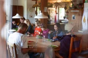 Bewohner und Mitarbeiter des Münzinghofs beim gemeinsamen Essen im Haus Tenne.