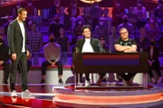 Moderator Kai Pflaume mit Rateteam-Kapitän Elton und dem Musiker Alexander Eder.