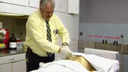 Beim Eintreffen der Sanitäter ist Hanson angeblich erst seit 45 Minuten tot. Doch sein Körper ist kalt. Demnach müsste er schon vor einigen Stunden gestorben sein.