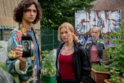 Koko (Birte Hanusrichter, M.), Bruno (Martin Peńaloza Cecconi, l.) und Anastasia (Luise Emilie Tschersich, r.) befragen die Beteiligten eines urban-gardening-Projekts in Keltings Nachbarschaft.