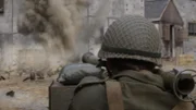 Ein US-Soldat feuert mit einer Bazooka auf ein deutsches Fort.