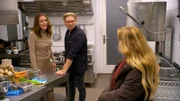 Emmi erfährt, dass Bruno kürzlich was mit Katy hatte. Gerade als sie ihn zur Rede stellen will, platzt sie in einen emotionalen Moment mit Katy. Für Emmi ist das zu viel - sie fordert Bruno auf, sich über seine Gefühle klarzuwerden.; Emmi erfährt, dass Bruno kürzlich was mit Katy hatte. Gerade als sie ihn zur Rede stellen will, platzt sie in einen emotionalen Moment mit Katy. Für Emmi ist das zu viel – sie fordert Bruno auf, sich über seine Gefühle klarzuwerden.