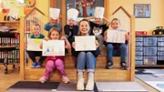 Checkerin Marina besucht Schulkinder und malt mit ihnen ein Bild, wie sie sich alte Menschen vorstellen. Mit den Bildern gehen sie in ein Altenheim und besuchen die Bewohner und Bewohnerinnen.